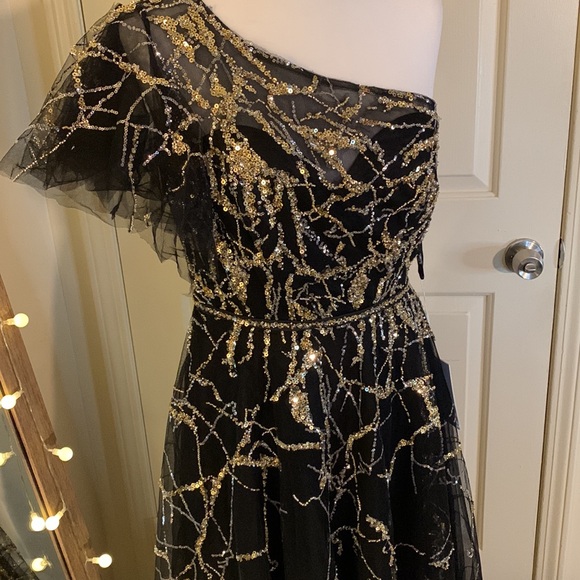 Mac Duggal Black and Silver One-Shoulder Dress - Picture 6 of 14